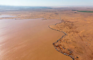 সৌদির মরুভূমির মধ্যে অবস্থিত মুহান্নার গার্ডেনে ভারী বৃষ্টিপাত, ১০ কিলোমিটার বিস্তৃত জলাধার তৈরি