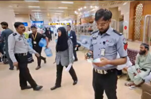 বিমানবন্দরে ফ্লাইট থেকে নামিয়ে দেওয়া হয়েছে ৫১ হাজার পাকিস্তানি যাত্রীকে