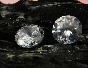 ৬৮ লক্ষ টাকার হীরা খুঁজে পেয়ে ভাগ্য বদল দুই বন্ধুর (ভিডিও)