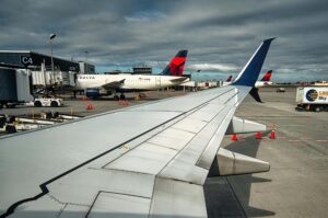 যুক্তরাষ্ট্রে ঘূর্ণিঝড়, ৩৬শ’র বেশি ফ্লাইট বাতিল, ৩০ হাজার বিলম্বিত