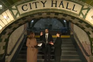 পবিত্র কুরআন ছুঁয়ে নিউ ইয়র্কের প্রথম মুসলিম মেয়র হিসেবে শপথ নিলেন মামদানি