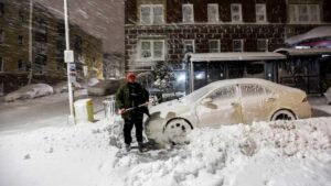 যুক্তরাষ্ট্রে ভয়াবহ তুষারঝড়: ৫ হাজার  ৭শ এর বেশি ফ্লাইট বাতিল, জীবনযাত্রা স্থবির