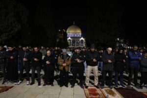 কঠোর নিষেধাজ্ঞা ভেদ করে মসজিদুল আকসায়, ৫০ হাজার ফিলিস্তিনি তারাবি পড়লেন