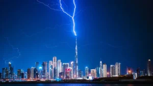 দুবাইয়ের বুর্জ খলিফার ওপর বজ্রপাত