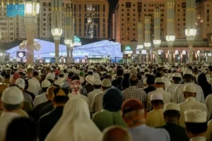 সৌদিতে রমজানের শেষ দশকে দুই পবিত্র মসজিদে তাহাজ্জুদে মুসল্লিদের ভিড়